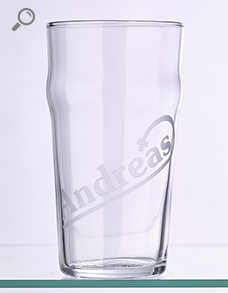 Glas mit eingestrahltem Relief