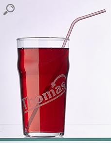 Glas mit eingestrahltem Relief